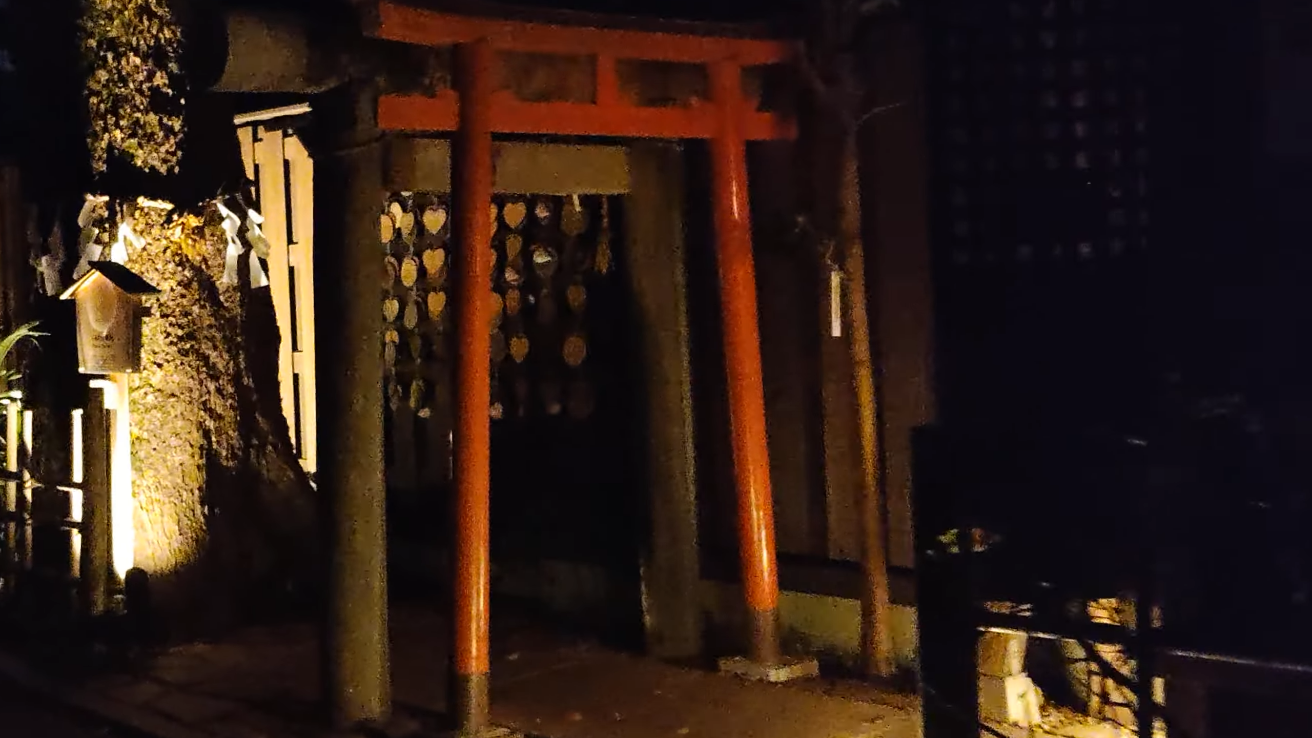 しあわせ稲荷・鳥居